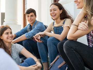 Un grupo de adolescentes hablando