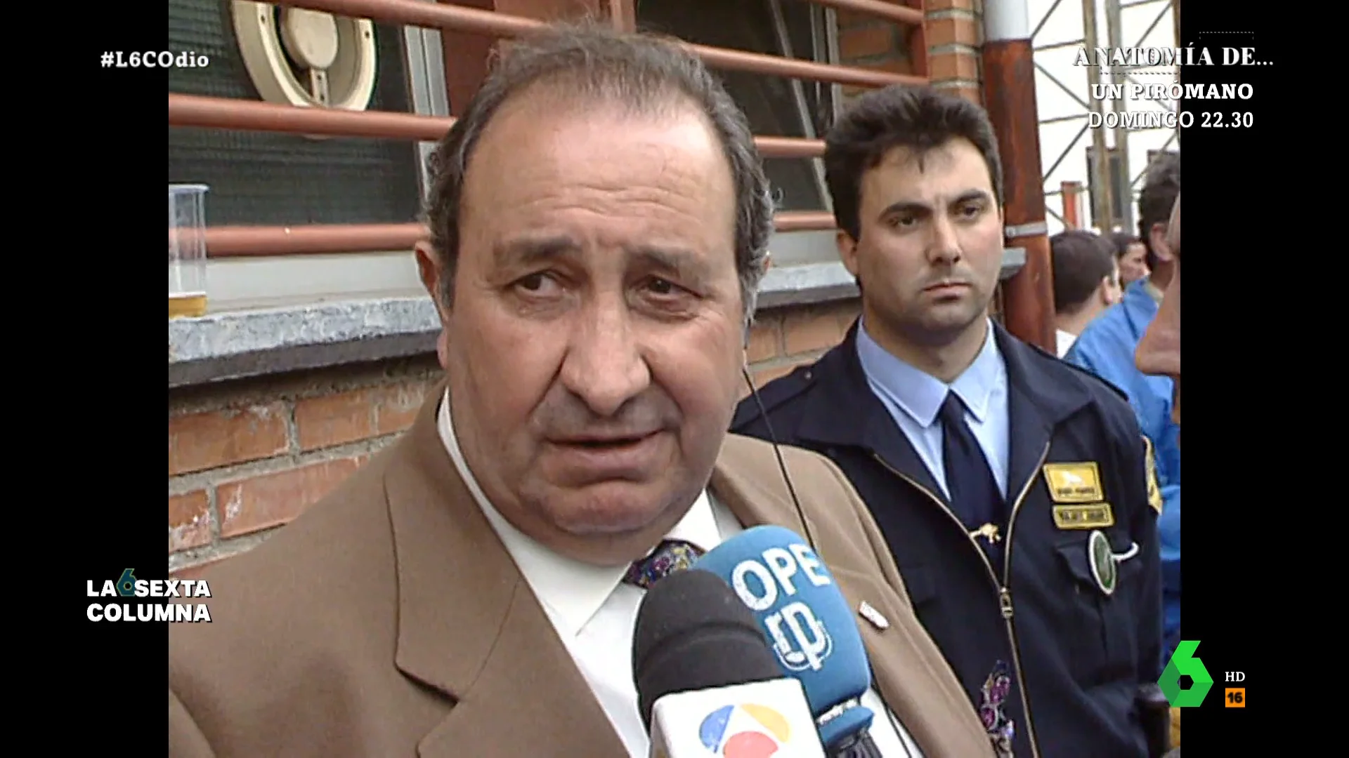 "Todos a una, ¡el negro a la tumba!" o "¡Negro, basura, tu piel no tiene cura!" eran algunos de los cánticos racistas que los aficionados del Atlético dedicaban a su propio jugador, Adolfo 'el Tren' Valencia, y que defendía su presidente, Jesús Gil.