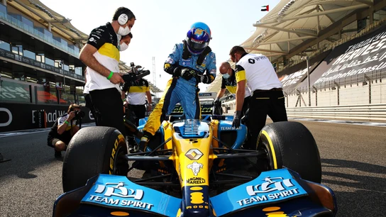 Fernando Alonso subiéndose a su Renault Fernando Alonso subiéndose a su Renault