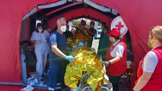 Los supervivientes de naufragio en el mar Jónico afirman que al menos 100 niños viajaban en la bodega del pesquero Los supervivientes de naufragio en el mar Jónico afirman que al menos 100 niños viajaban en la bodega del pesquero