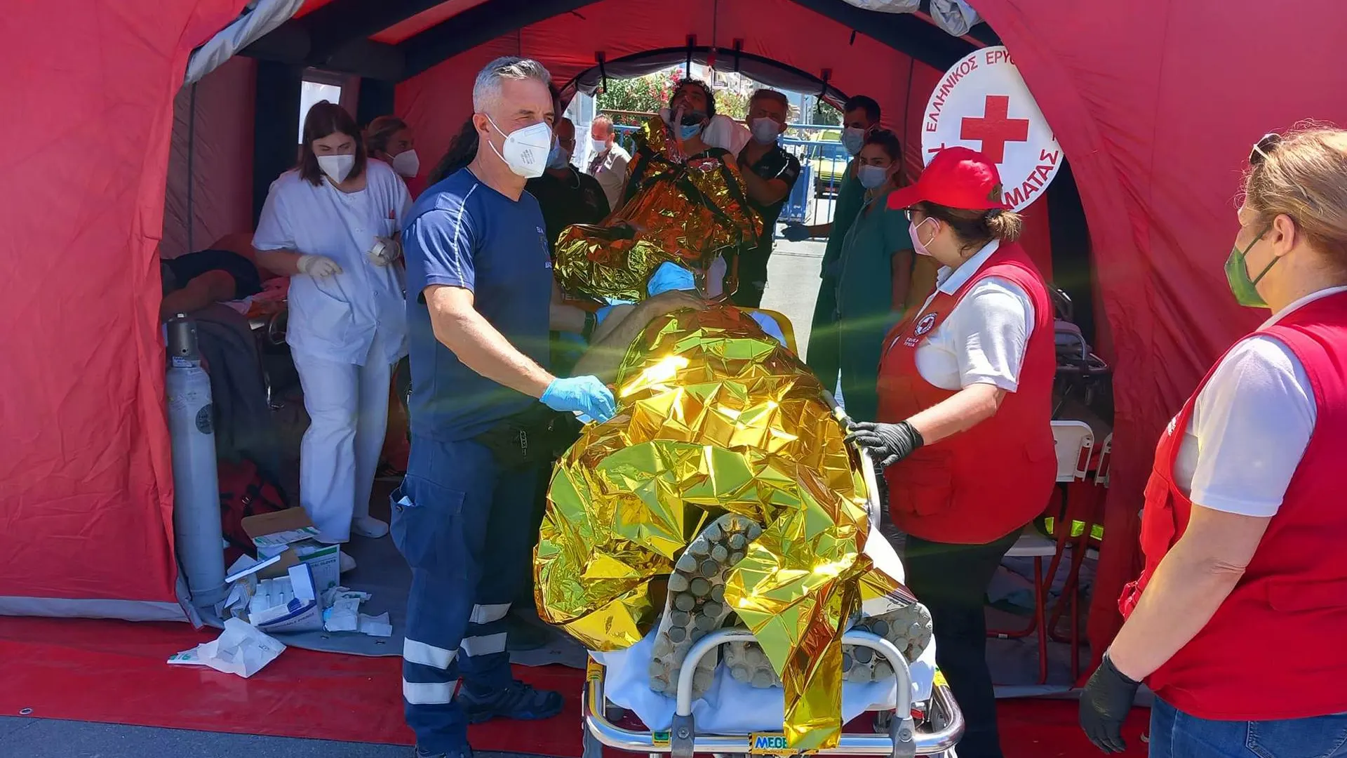 Los supervivientes de naufragio en el mar Jónico afirman que al menos 100 niños viajaban en la bodega del pesquero