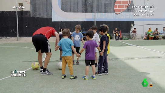El club de fútbol de Lavapiés que se rebela contra el racismo "Conseguimos que gente que podrían estar enfrentados en guerras estén jugando", afirma Dolores Galindo, presidenta de los Dragones de Lavapiés, que en este vídeo explica el ideario de este club y cómo protegen a los niños de los insultos de odio.