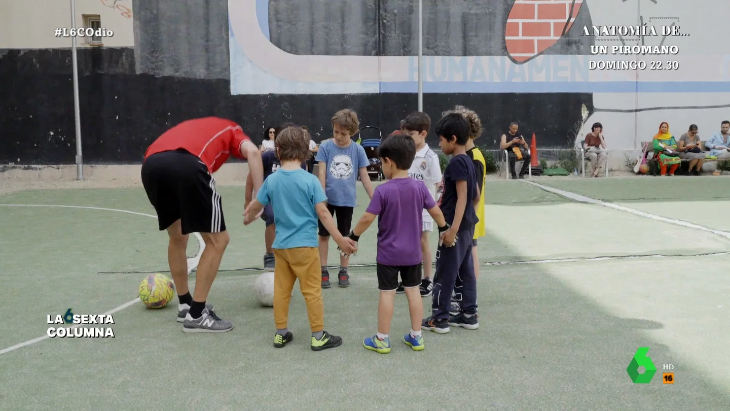 El club de fútbol de Lavapiés que se rebela contra el racismo "Conseguimos que gente que podrían estar enfrentados en guerras estén jugando", afirma Dolores Galindo, presidenta de los Dragones de Lavapiés, que en este vídeo explica el ideario de este club y cómo protegen a los niños de los insultos de odio.