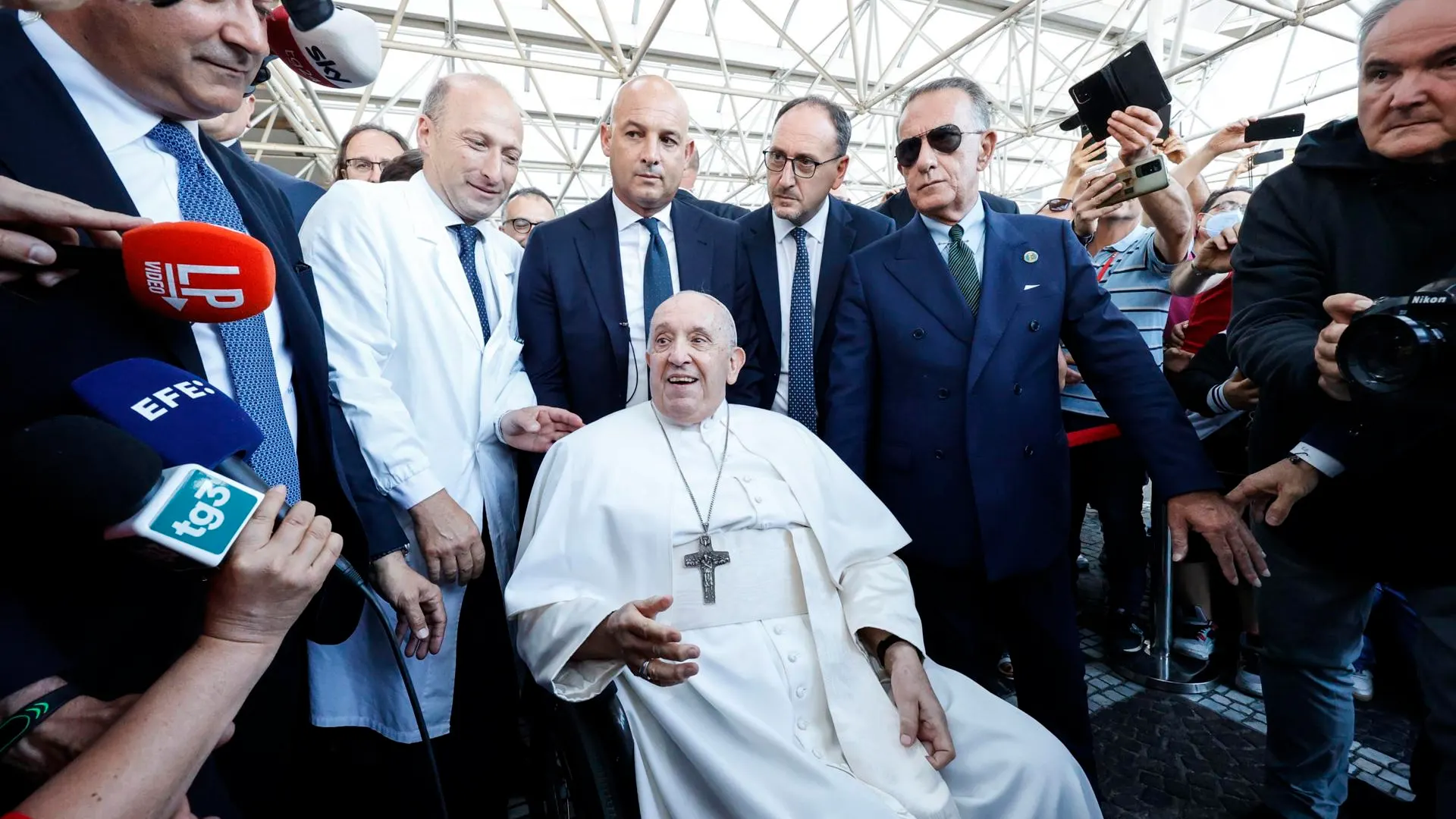 El papa recibe el alta y vuelve al Vaticano tras ser operado por una hernia abdominal