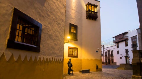 Fachada de la Casa de Colón y Plaza del Pilar Nuevo