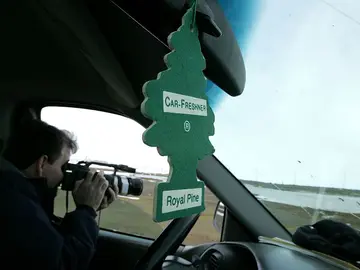 La DGT podría multarte por llevar el ambientador en el coche La DGT podría multarte por llevar el ambientador en el coche