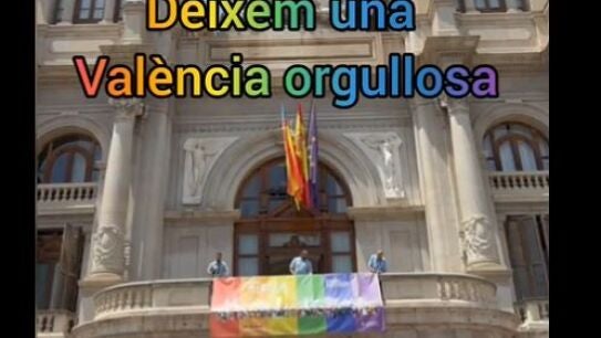 La bandera del arco&iacute;ris en el balc&oacute;n del Ayuntamiento de Val&egrave;ncia