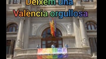 La bandera del arcoíris en el balcón del Ayuntamiento de València