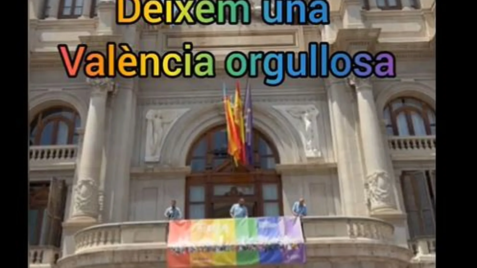 La bandera del arcoíris en el balcón del Ayuntamiento de València