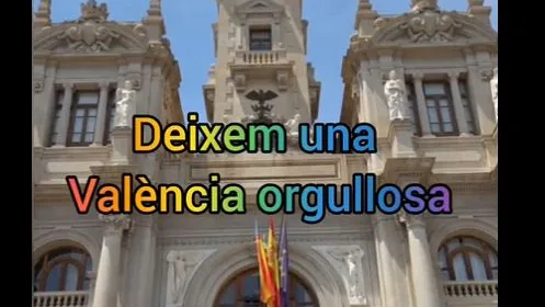 La bandera del arcoíris en el balcón del Ayuntamiento de València