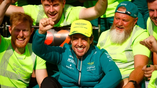 Alonso, con el equipo Aston Martin Alonso, con el equipo Aston Martin