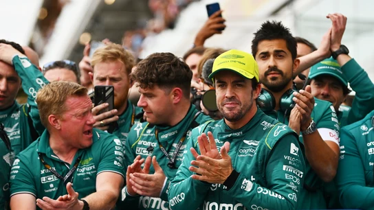 Fernando Alonso, con los integrantes de Aston Martin Fernando Alonso, con los integrantes de Aston Martin
