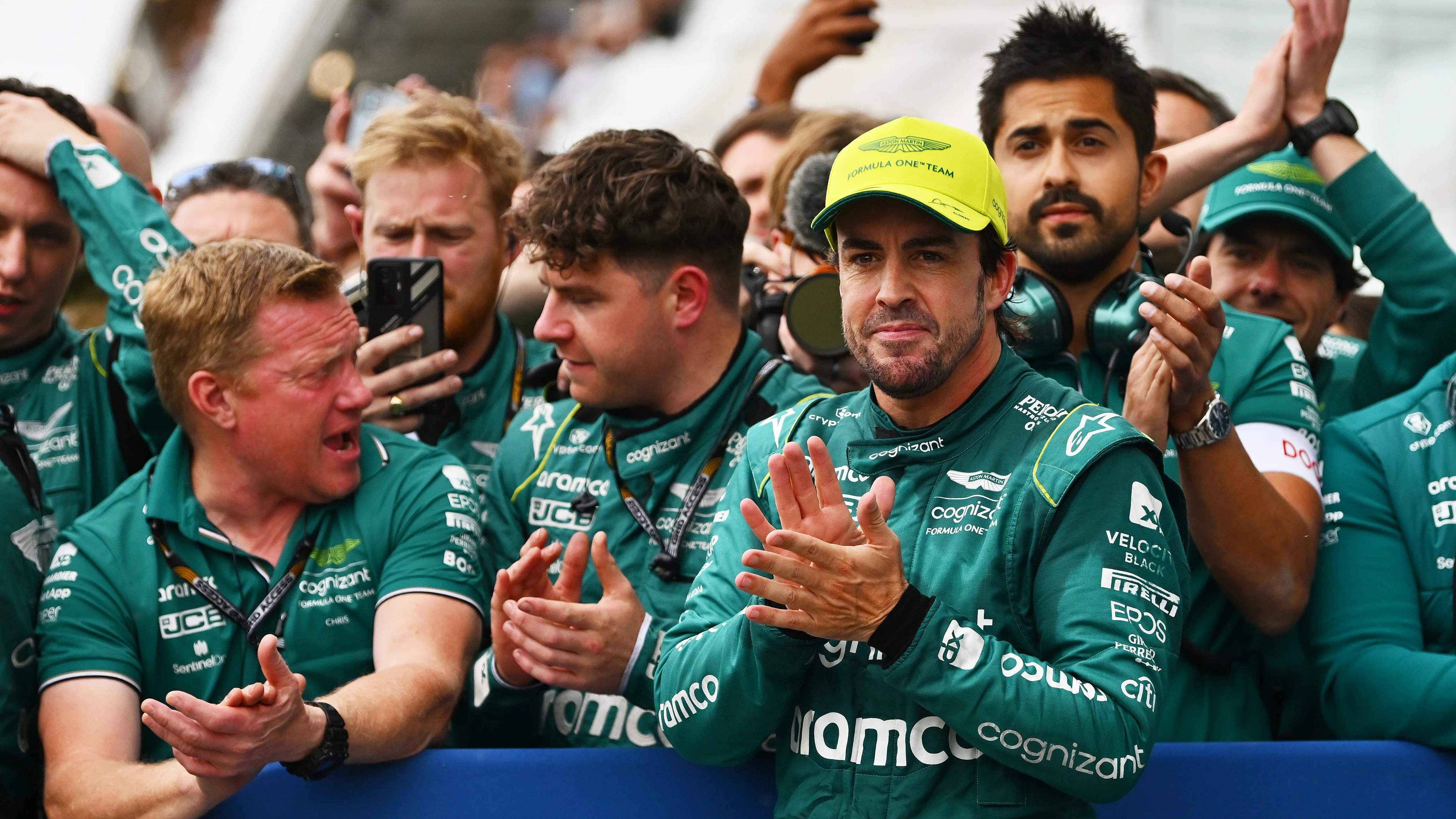 Fernando Alonso, con los integrantes de Aston Martin