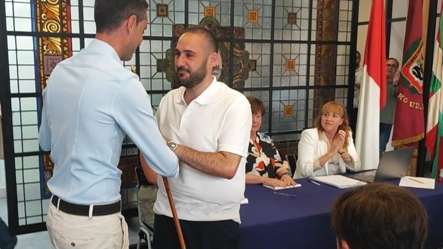 Asier Larrauri, en su toma de posesión como alcalde de Bermeo Asier Larrauri, en su toma de posesión como alcalde de Bermeo