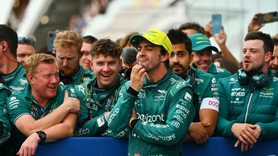 Fernando Alonso, rodeado del equipo Aston Martin Fernando Alonso, rodeado del equipo Aston Martin