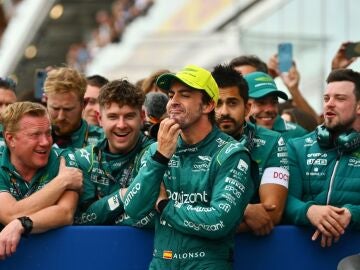 Fernando Alonso, rodeado del equipo Aston Martin