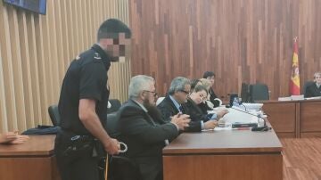 El acusado de haber asesinado a su mujer en Gondomar en diciembre de 2020, en la primera sesión del juicio