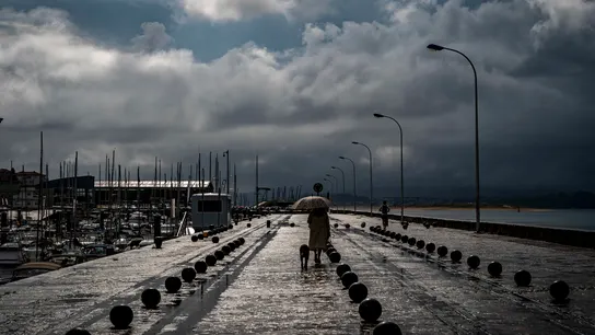 La semana quena mujer pasea con su perro por la zona de Puertochico en Santander La semana quena mujer pasea con su perro por la zona de Puertochico en Santander