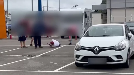 Graban una brutal paliza con barras de hierro a un hombre en un parking de Laredo, Cantabria Graban una brutal paliza con barras de hierro a un hombre en un parking de Laredo, Cantabria