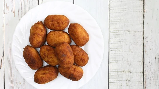 Imagen de archivo de un plato con croquetas. Imagen de archivo de un plato con croquetas.