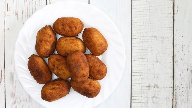 Imagen de archivo de un plato con croquetas.