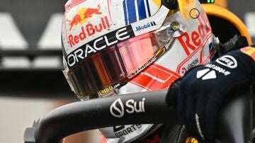 Max Verstappen se baja del Red Bull