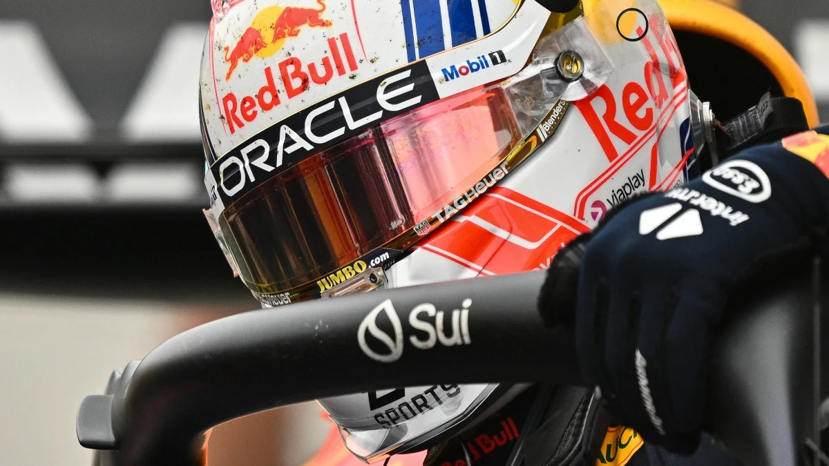 Max Verstappen se baja del Red Bull