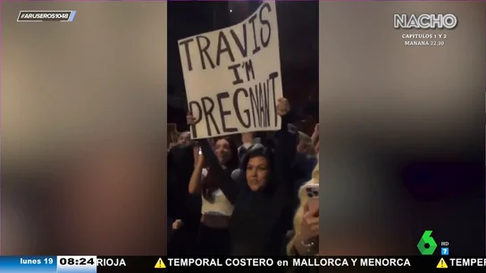 Kourtney Kardashian desvela a Travis Barker que está embarazada con una pancarta en pleno concierto Kourtney Kardashian desvela a Travis Barker que está embarazada con una pancarta en pleno concierto