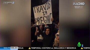 Kourtney Kardashian desvela a Travis Barker que está embarazada con una pancarta en pleno concierto