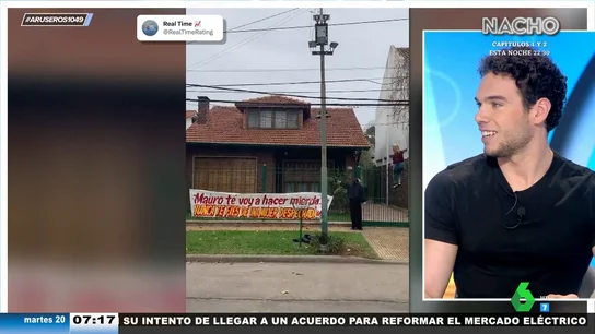Dos mujeres, a las que el mismo hombre les ha sido infiel, se unen para vengarse de él con una pancarta Dos mujeres, a las que el mismo hombre les ha sido infiel, se unen para vengarse de él con una pancarta