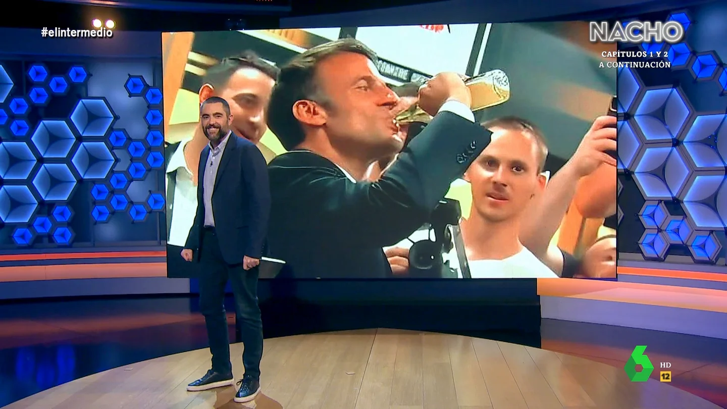 Dani Mateo analiza el polémico gesto de Macron al beberse una cerveza de un trago "Está en el vestuario de un equipo de rugby y es el más macho de todos", ironiza Dani Mateo en este vídeo sobre el gesto de Macron bebiéndose una cerveza de un trago, que la oposición y los medios catalogan de ejemplo de masculinidad tóxica.