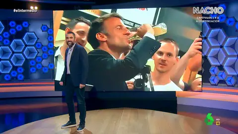 "Está en el vestuario de un equipo de rugby y es el más macho de todos", ironiza Dani Mateo en este vídeo sobre el gesto de Macron bebiéndose una cerveza de un trago, que la oposición y los medios catalogan de ejemplo de masculinidad tóxica.