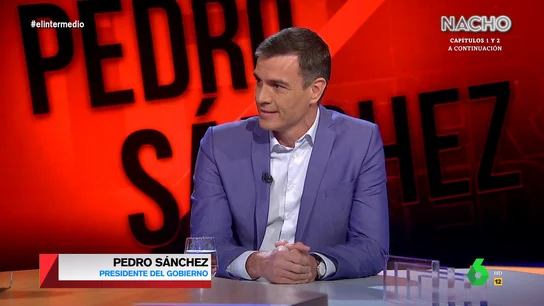 El piropo de Pedro Sánchez a Wyoming: Ojalá cuando tenga tu edad llegue en tu estado de forma "¿Ha vuelto porque me echaba de menos o porque, como decía Chiquito, la cosa está muy malita?", le pregunta Wyoming a Pedro Sánchez. En este vídeo de El Intermedio, el presentador también le recuerda que "hace siete años que no viene por aquí".