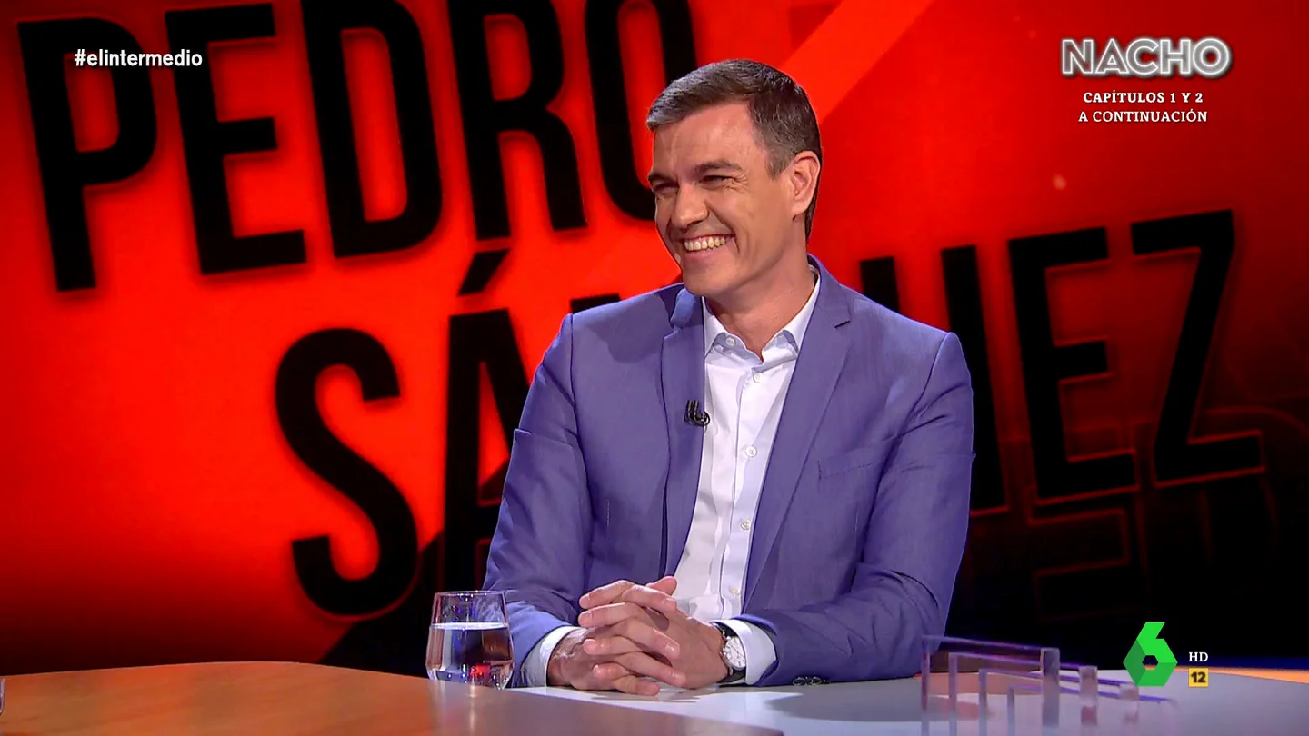 Pedro Sánchez responde a Wyoming sobre si usa boxer, slip o tanga Pedro Sánchez se enfrenta en El Intermedio a una pregunta indiscreta de un espectador del programa, que intenta averiguar cómo es la ropa interior del presidente del Gobierno. ¿Boxer, slip o tanga? Su divertida respuesta, en este vídeo.