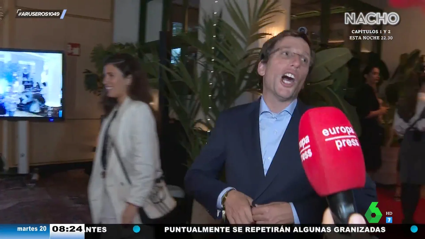 El cómico gesto de Almeida junto a su novia Teresa al ver a los reporteros: "¡No, no, no!" El cómico gesto de Almeida junto a su novia Teresa al ver a los reporteros: "¡No, no, no!"