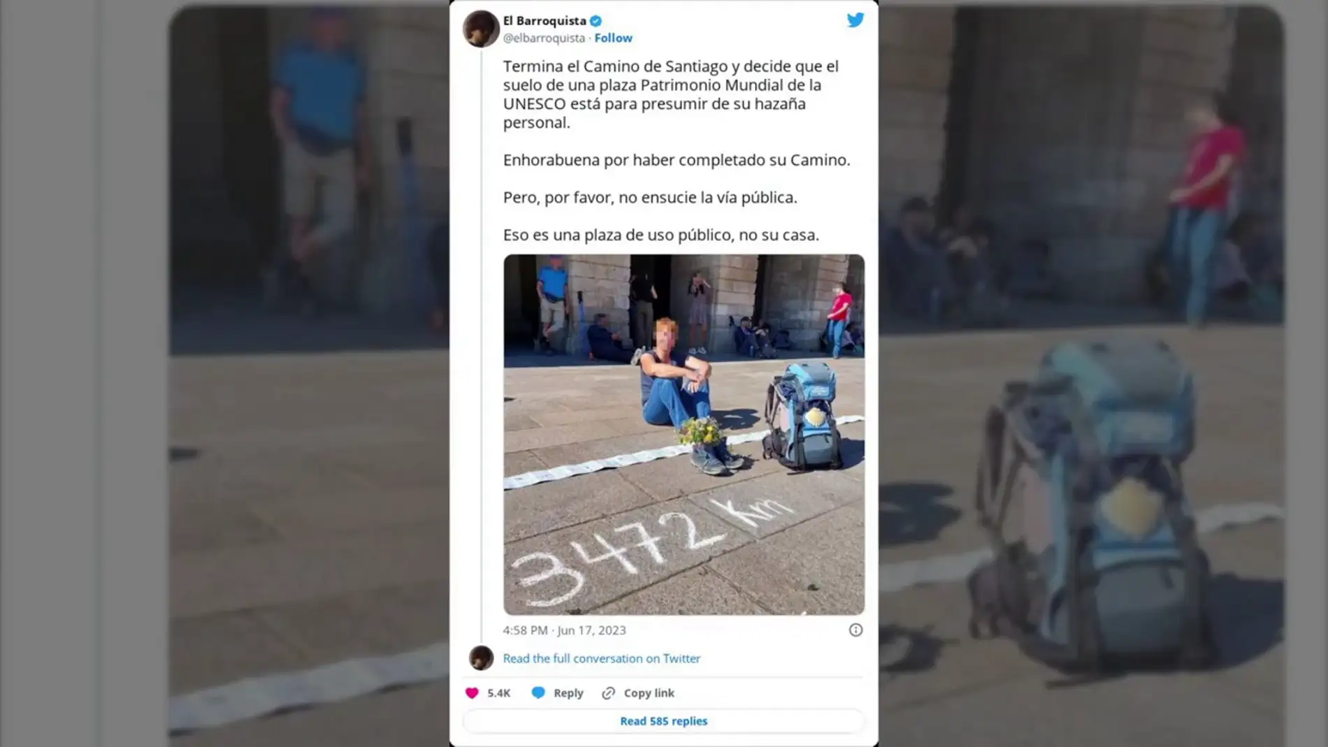 Una peregrina pinta en plena plaza del Obradoiro sus kilómetros del Camino de Santiago y genera polémica: "Debería limpiarlo usted"