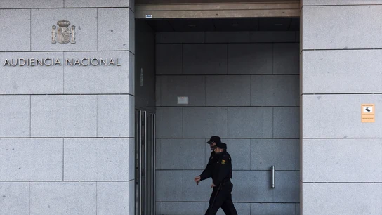 Fotografía de archivo de la Audiencia Nacional Dos agentes de policía caminan por la Audiencia Nacional