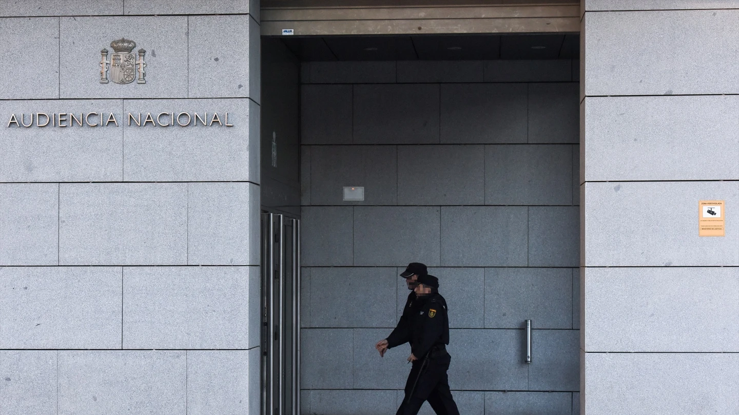 Fotografía de archivo de la Audiencia Nacional Dos agentes de policía caminan por la Audiencia Nacional