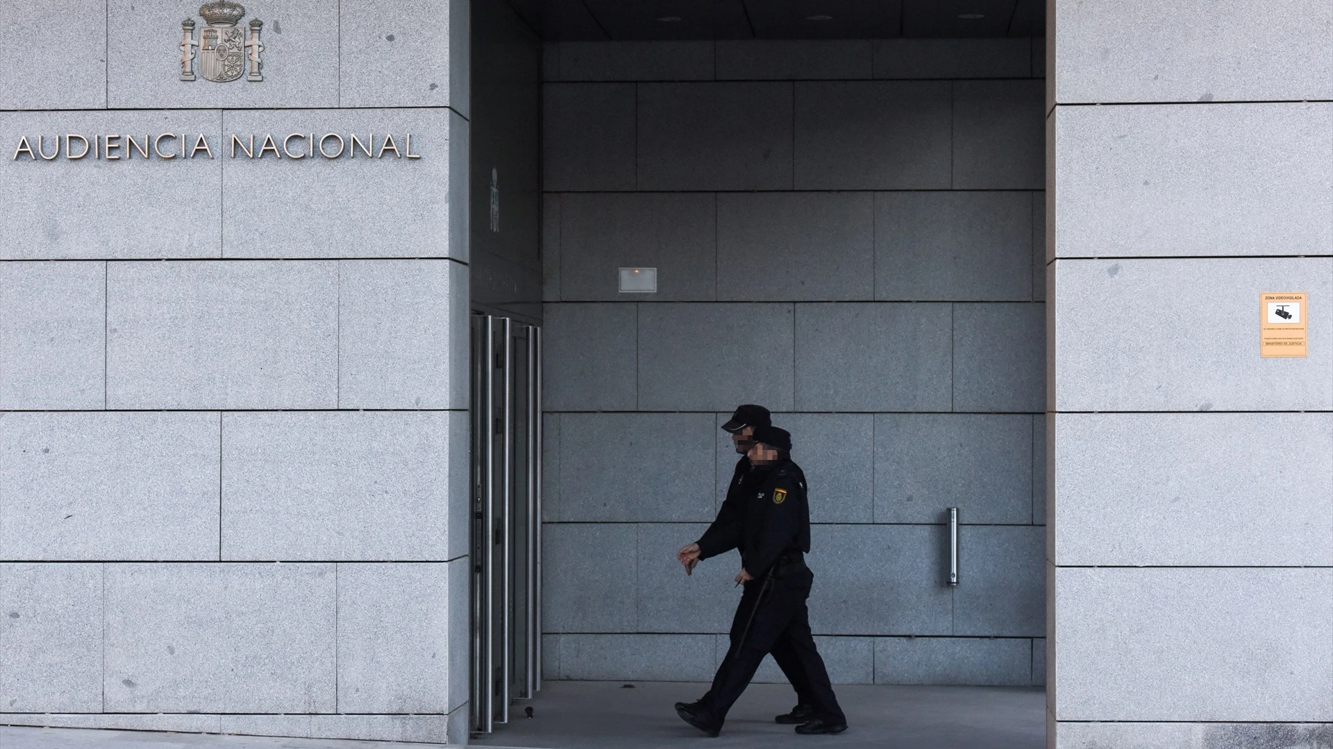 Dos agentes de policía caminan por la Audiencia Nacional