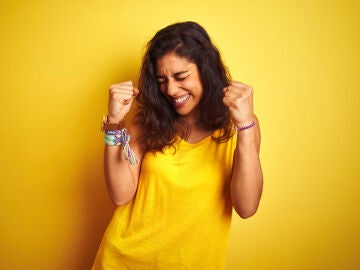 Mujer vestida de amarillo.