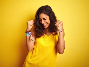 Mujer vestida de amarillo. Mujer vestida de amarillo.