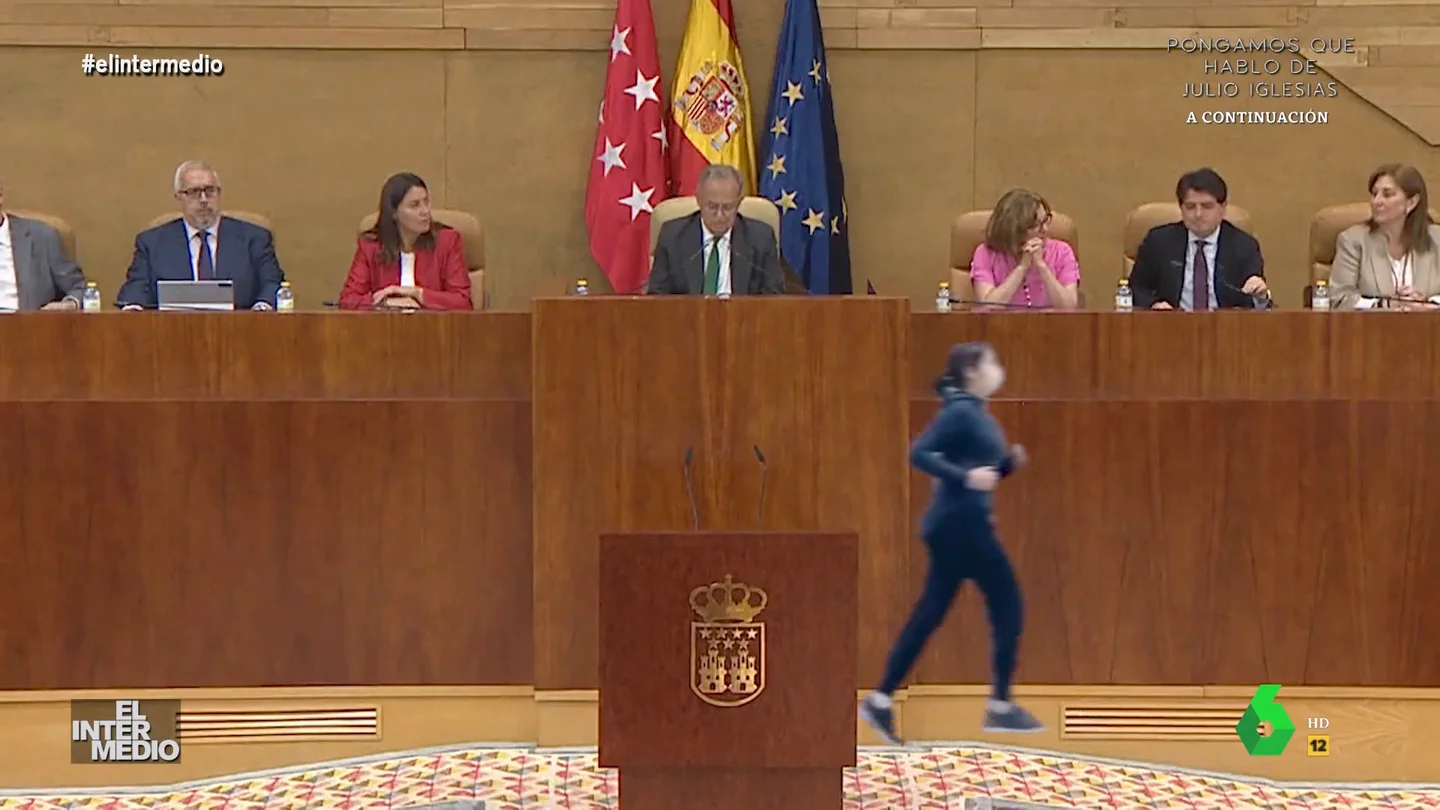 Vídeo manipulado - Isabel Díaz Ayuso sale corriendo del pleno de la Asamblea de Madrid En este montaje de El Intermedio, el presidente de la Asamblea de Madrid, Enrique Ossorio, cede la palabra a Isabel Díaz Ayuso, que en ese preciso momento sale corriendo del pleno. La reacción del resto de diputados, en este vídeo.