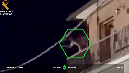 Arroja una televisión a los agentes y los recibe bailando desnudo con la música a todo volumen Arroja una televisión a los agentes y los recibe bailando desnudo con la música a todo volumen
