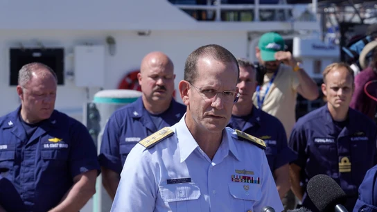 El contralmirante John W. Mauger del Primer Distrito de la Guardia Costera El contralmirante John W. Mauger del Primer Distrito de la Guardia Costera