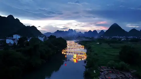 La espectacular imagen de un 'dragón dorado' hecho de balsas de bambú en un río en China