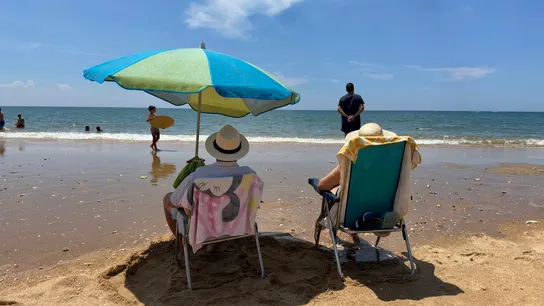 Varias personas disfrutan de un domingo de playa en La Antilla, (Huelva). Varias personas disfrutan de un domingo de playa en La Antilla, (Huelva).