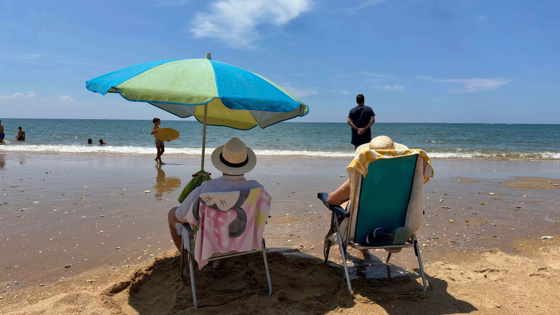 Varias personas disfrutan de un domingo de playa en La Antilla, (Huelva).