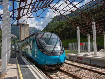 Este tren, con pila de hidrógeno de Toyota, te llevará pronto de Zaragoza a los Pirineos Este tren, con pila de hidrógeno de Toyota, te llevará pronto de Zaragoza a los Pirineos