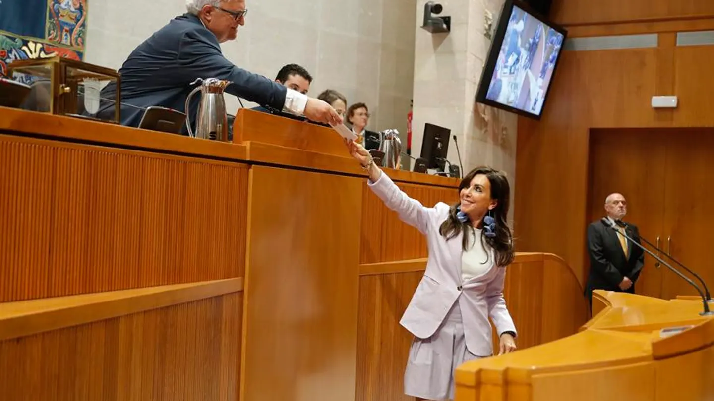 La diputada de VOX, Marta Fernández durante el pleno de constitución de las Cortes de Aragón, este viernes. La diputada de VOX, Marta Fernández durante el pleno de constitución de las Cortes de Aragón, este viernes.