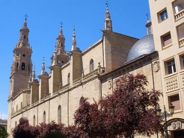 Concatedral de Santa María de la Redonda de Logroño: ¿sabías que tiene sus propias" torres gemelas"?